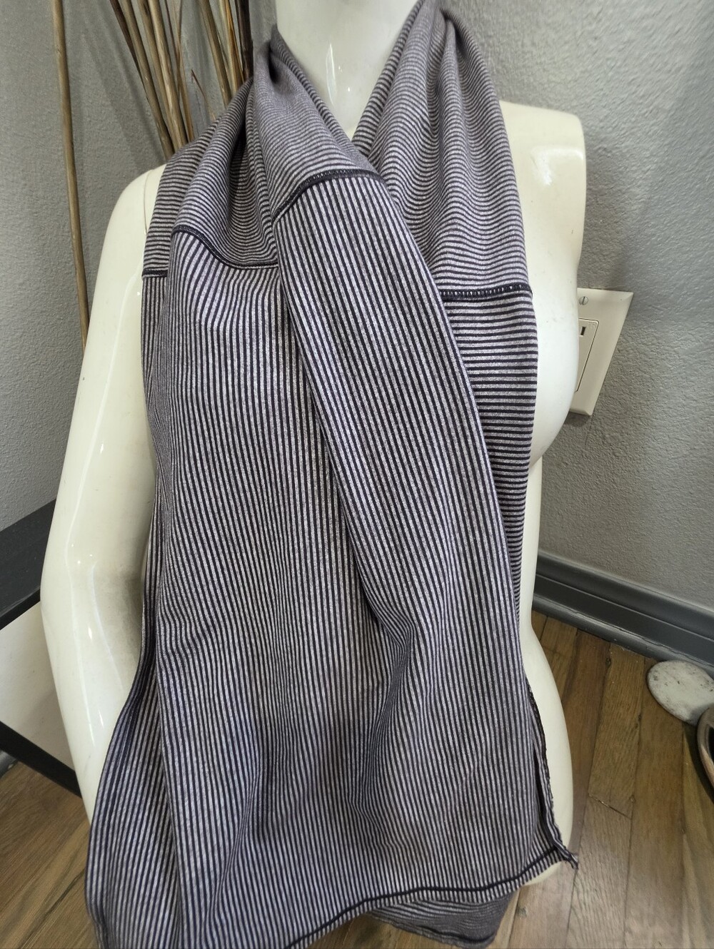 Lululemon Vinyasa Scarf Rulu Tonka Stripe Heathered Slate Black Infinity Wrap